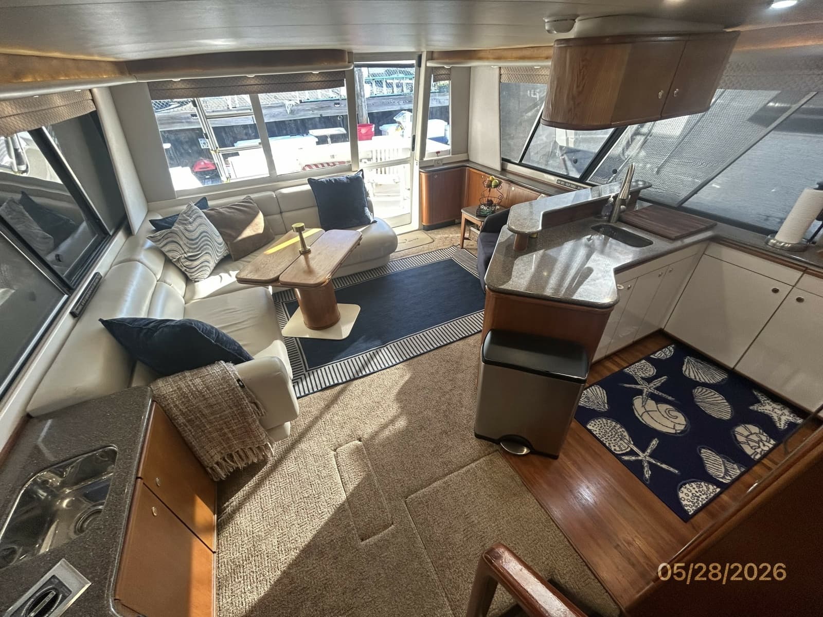 47' Bayliner salon aft