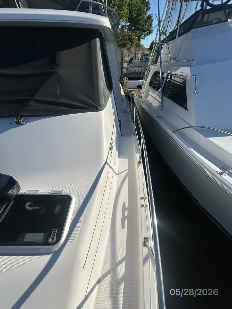 47' Bayliner port side deck1