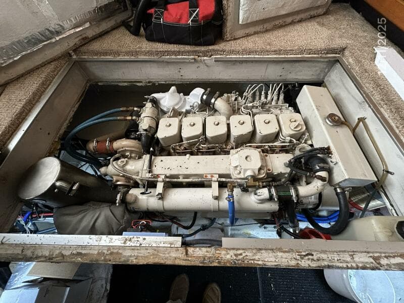47' Bayliner port main engine1