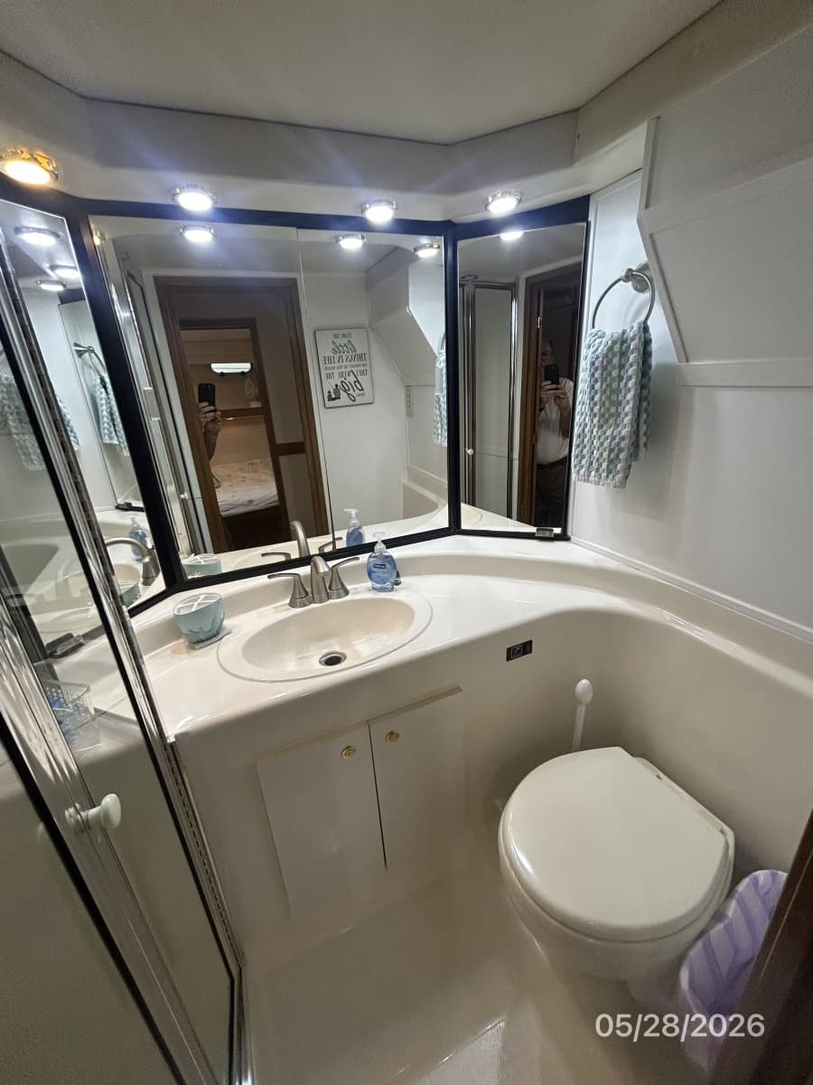 47' Bayliner guest head