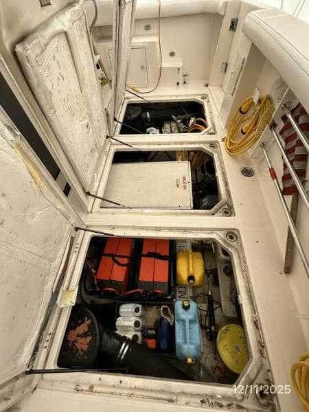 47' Bayliner lazarette access
