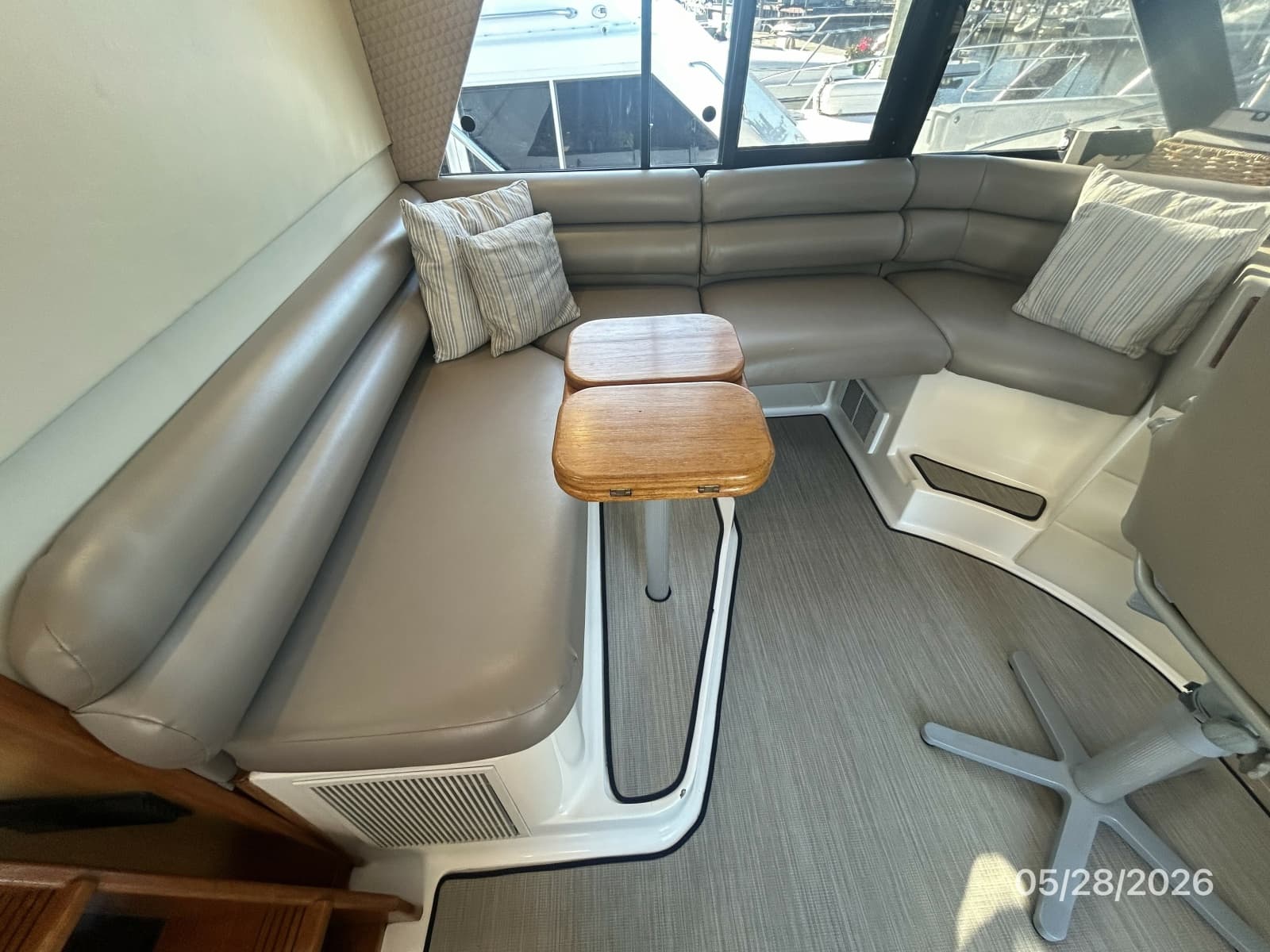 47' Bayliner pilothouse port seating