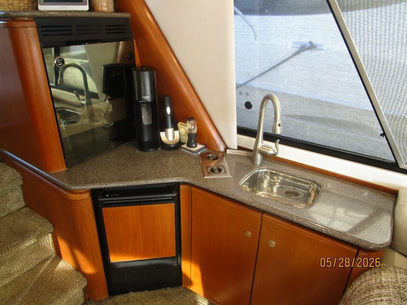47' Bayliner salon starboard forward