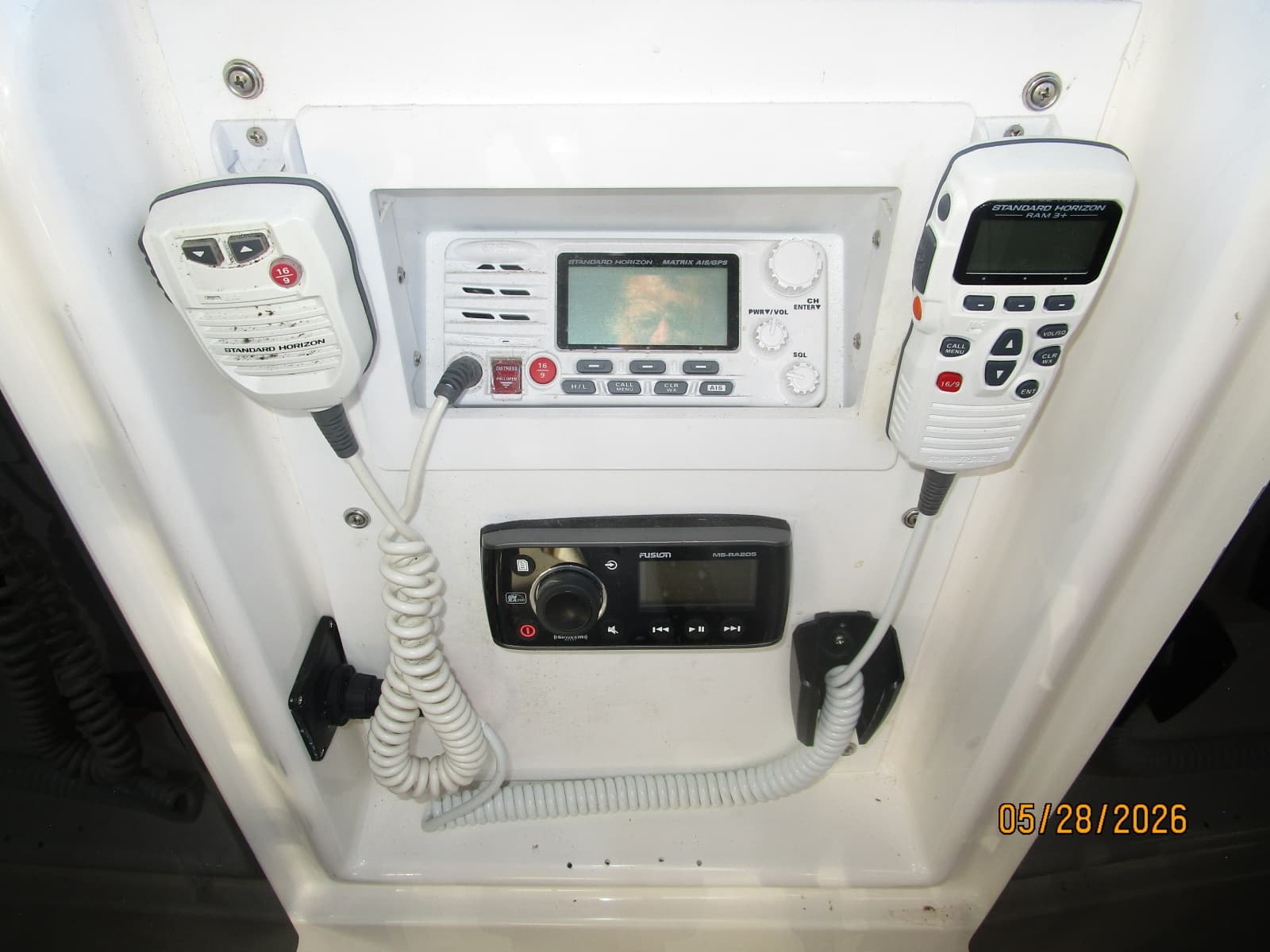 47' Bayliner flybridge helm electronics
