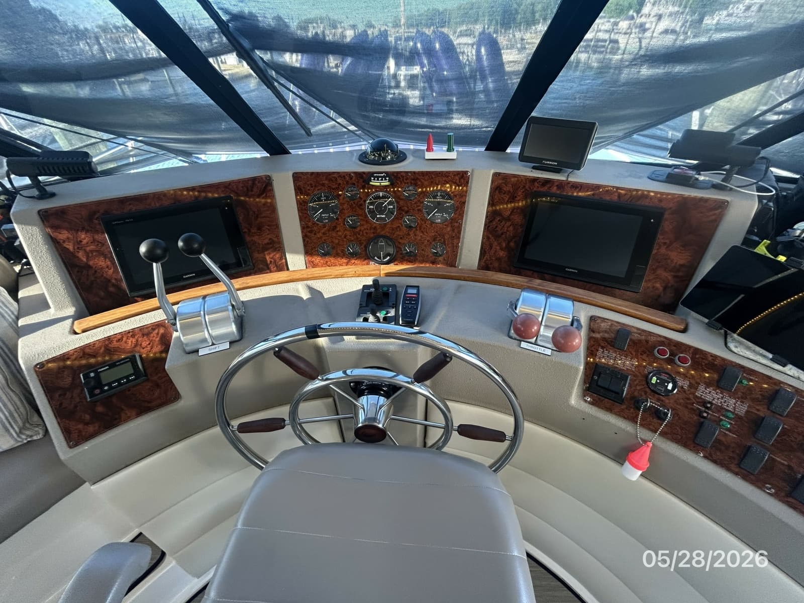 47' Bayliner pilothouse helm2