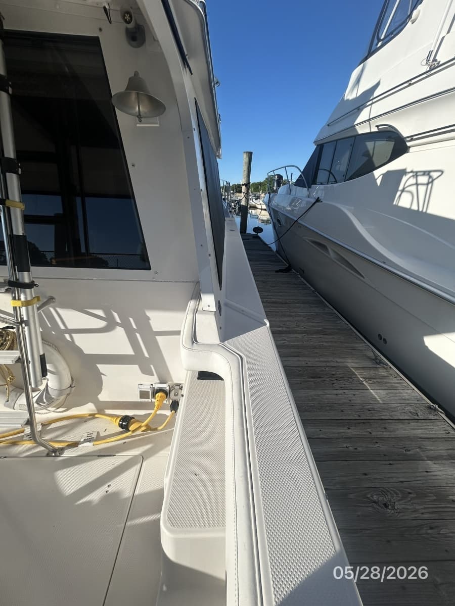 47' Bayliner starboard side deck2