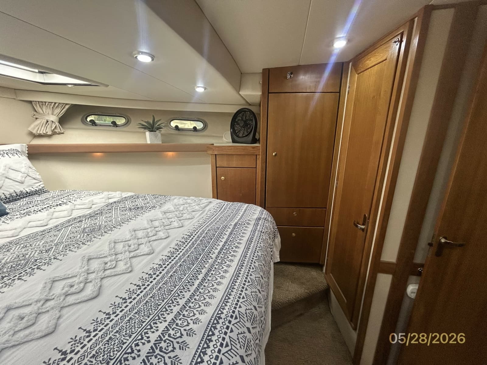47' Bayliner master stateroom starboard