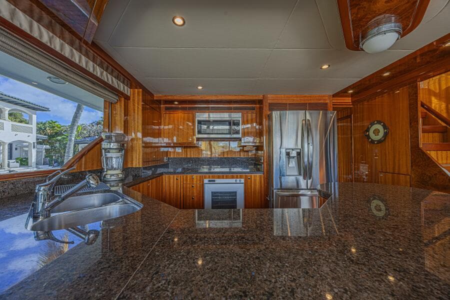 2010 Ocean Alexander 74 Motoryacht