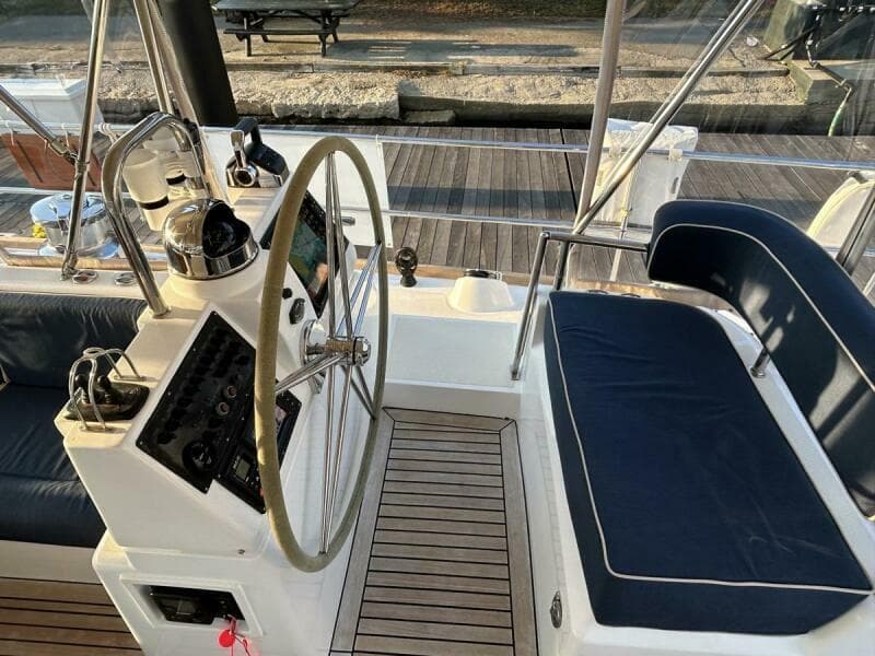 2011 Hylas 70