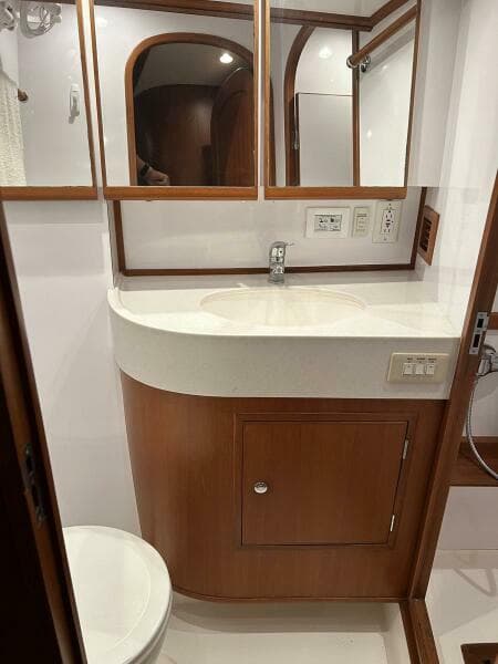 2011 Hylas 70