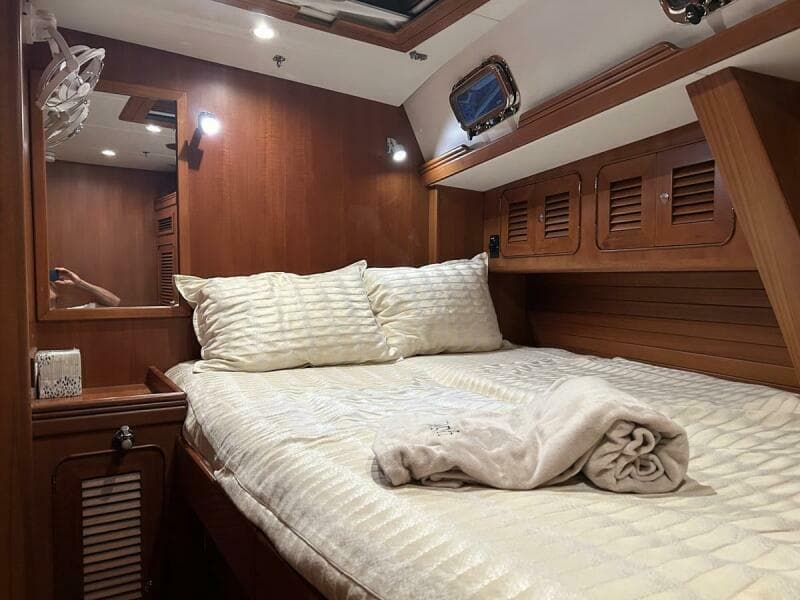 2011 Hylas 70