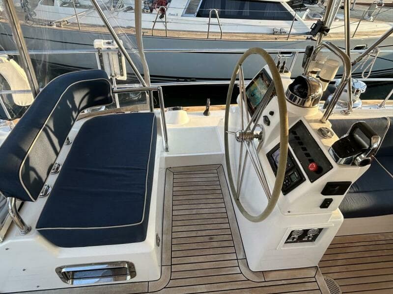 2011 Hylas 70