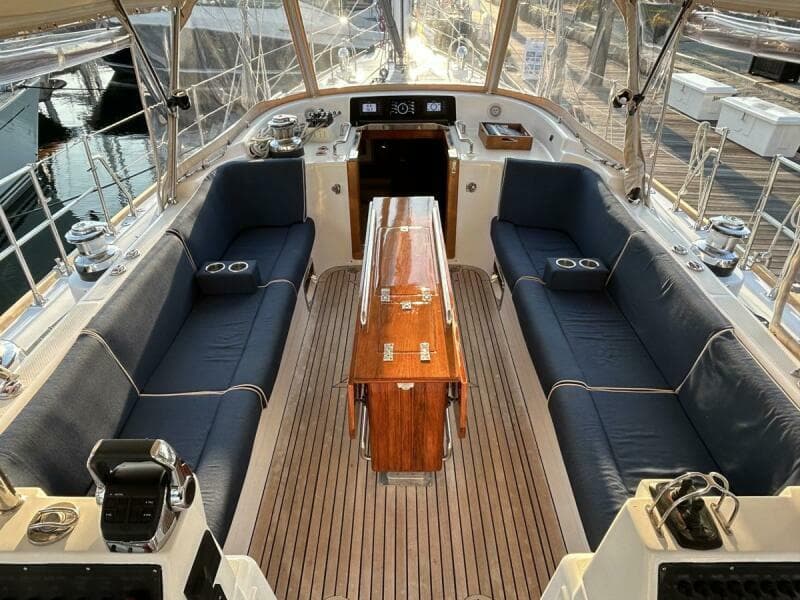 2011 Hylas 70