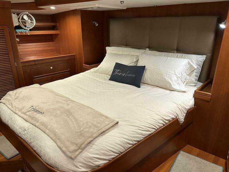 2011 Hylas 70