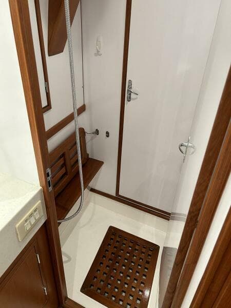 2011 Hylas 70