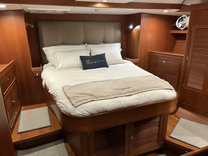 2011 Hylas 70