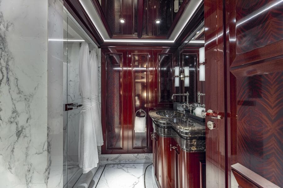 European King Starboard Forward en suite 