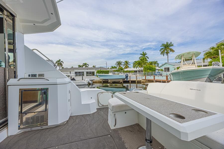 2012 Cruisers Yachts 48 Cantius