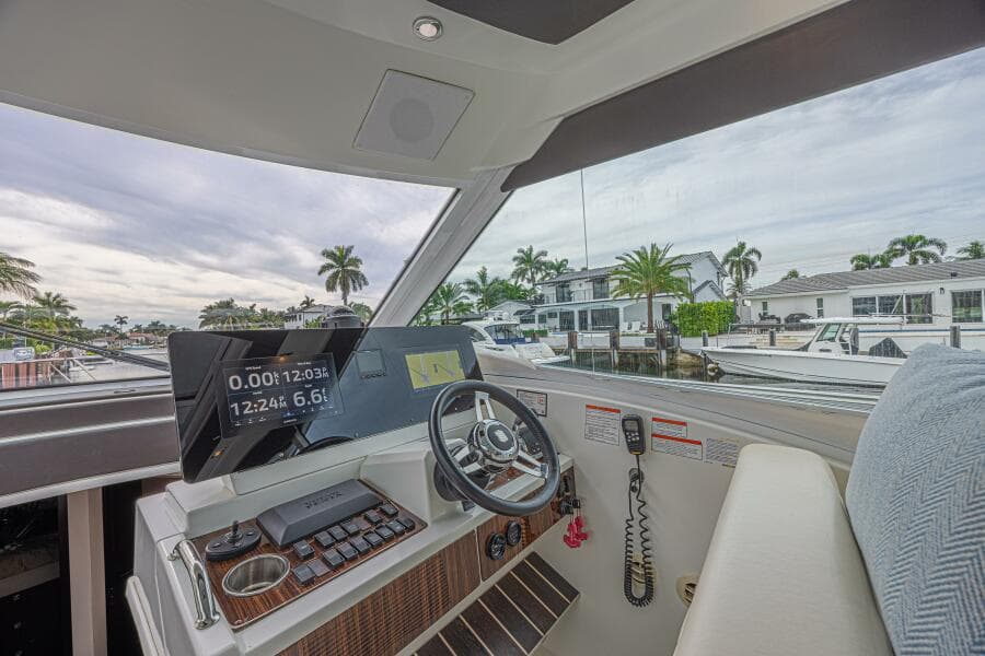 2012 Cruisers Yachts 48 Cantius