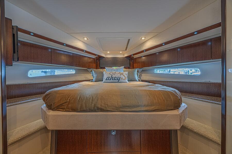 2012 Cruisers Yachts 48 Cantius