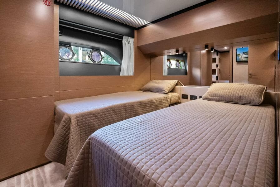 2019 Ferretti Yachts 780