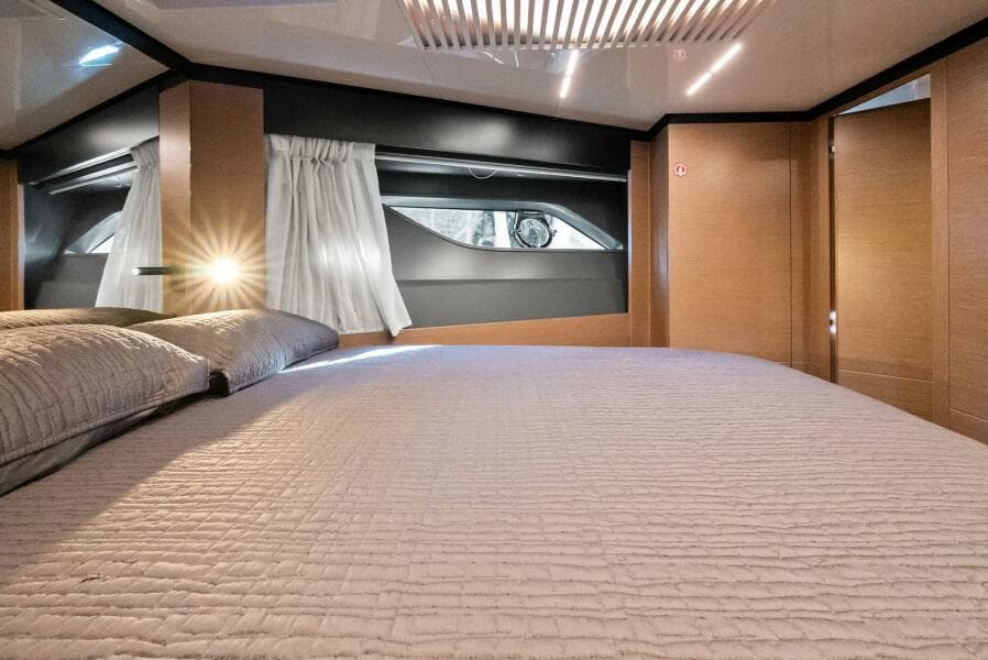 2019 Ferretti Yachts 780