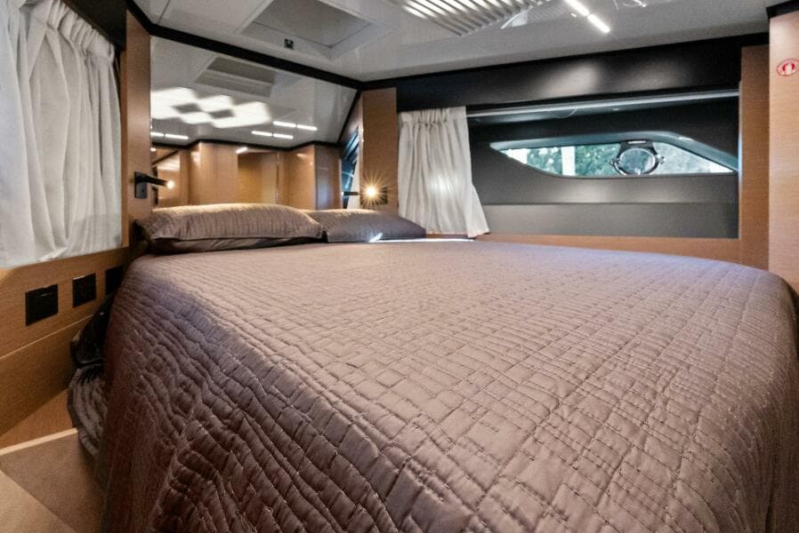 2019 Ferretti Yachts 780