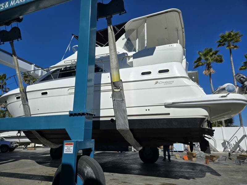 2004 Cruisers Yachts 