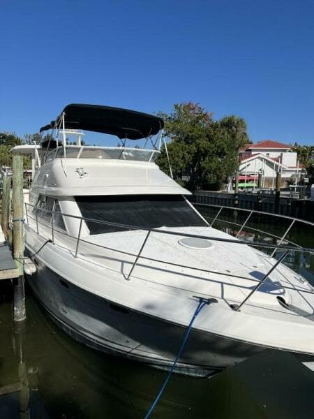 2004 Cruisers Yachts 
