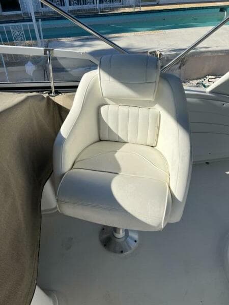 2004 Cruisers Yachts 