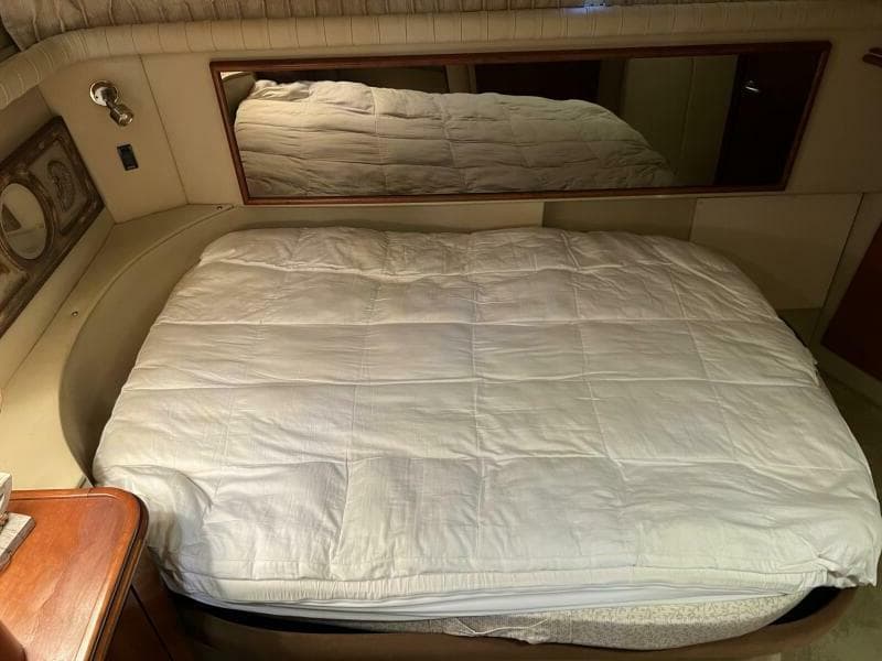 2004 Cruisers Yachts 