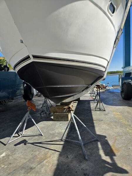2004 Cruisers Yachts 