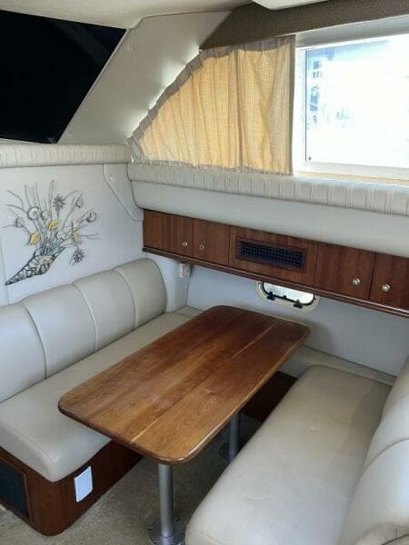 2004 Cruisers Yachts 