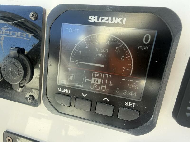 2021 Aquasport 2500 Center Console