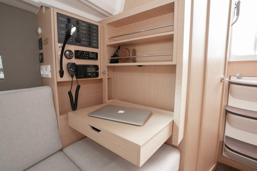 2027 Beneteau Oceanis 30.1