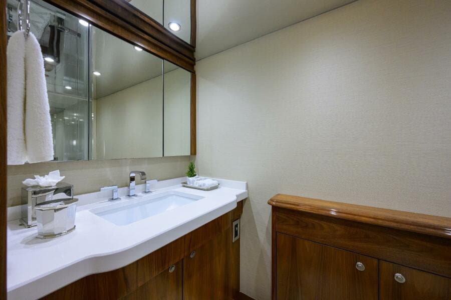 Viking  92 SPECULATOR - Master Stateroom Ensuite Head