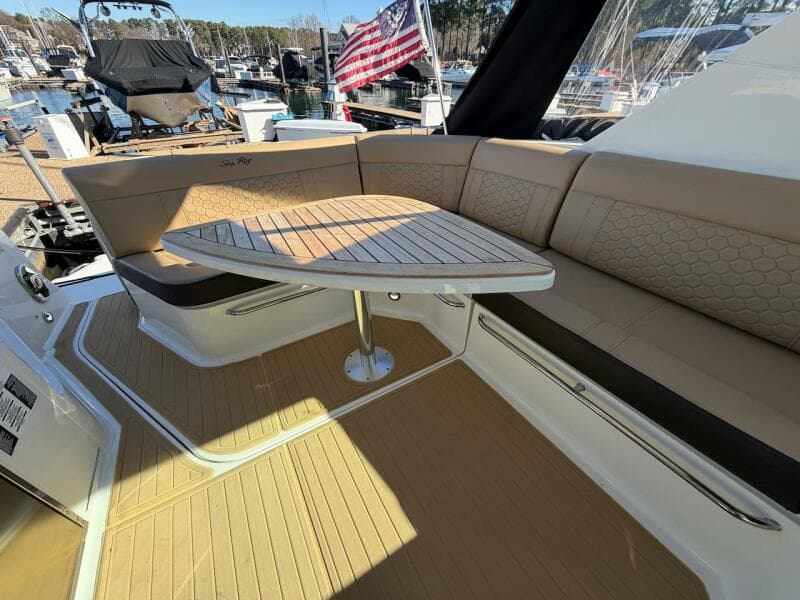 2023 Sea Ray 320 Sundancer Outboard