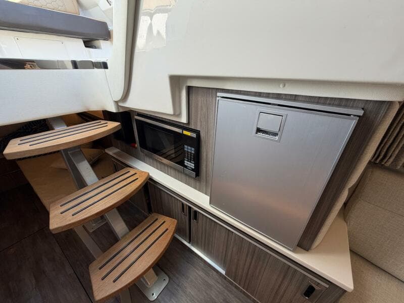 2023 Sea Ray 320 Sundancer Outboard