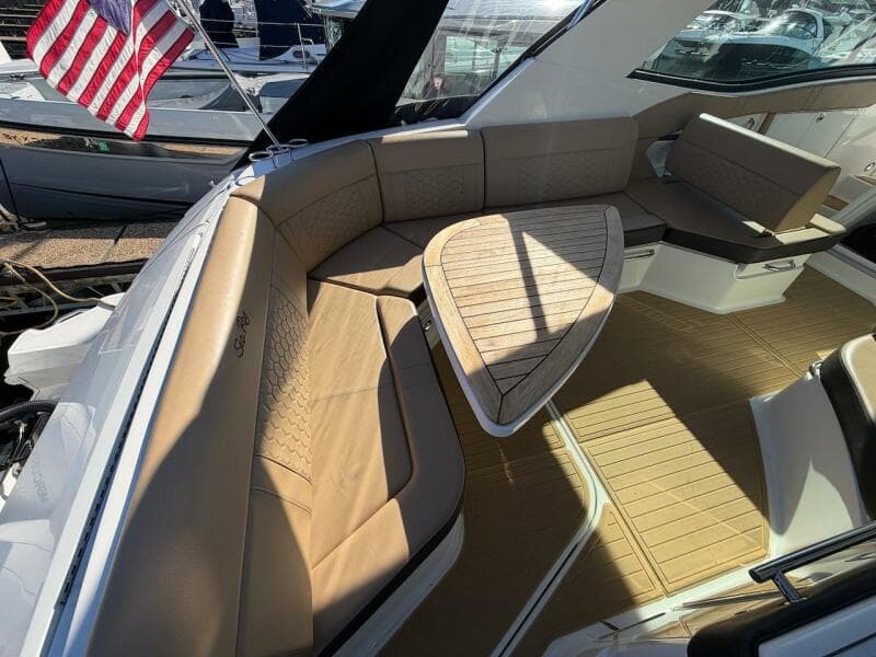 2023 Sea Ray 320 Sundancer Outboard