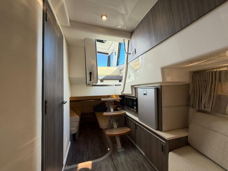 2023 Sea Ray 320 Sundancer Outboard