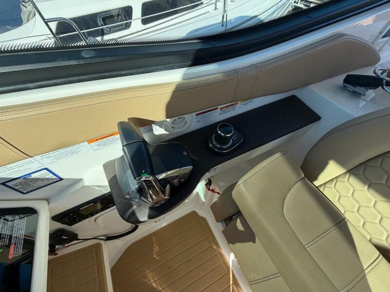2023 Sea Ray 320 Sundancer Outboard