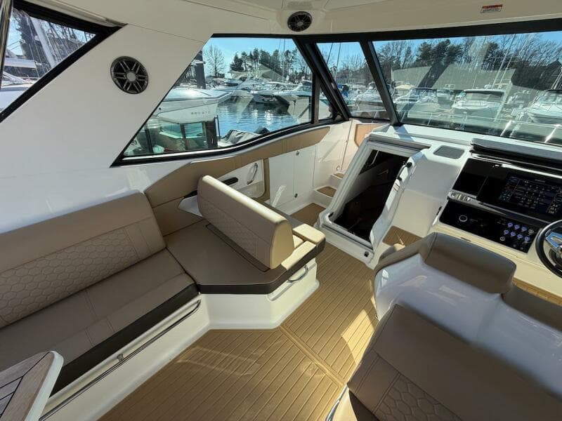 2023 Sea Ray 320 Sundancer Outboard