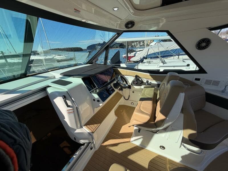2023 Sea Ray 320 Sundancer Outboard