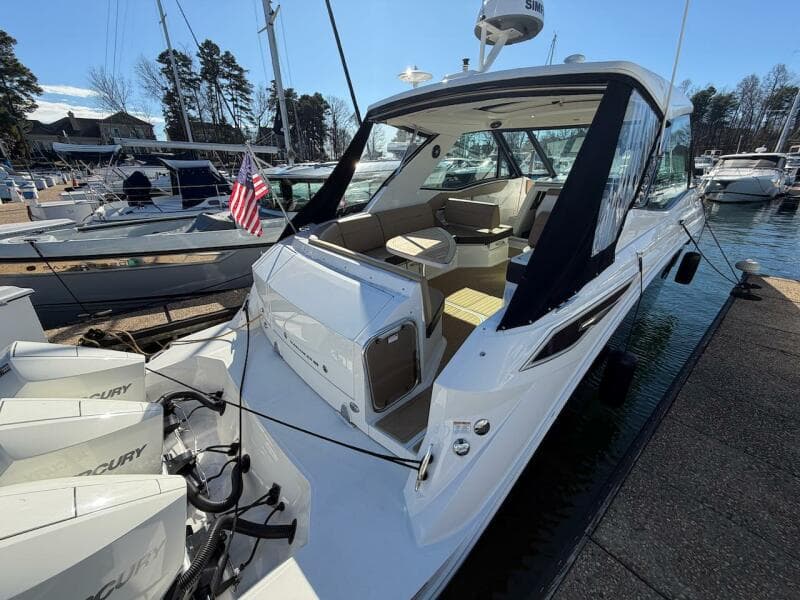 2023 Sea Ray 320 Sundancer Outboard