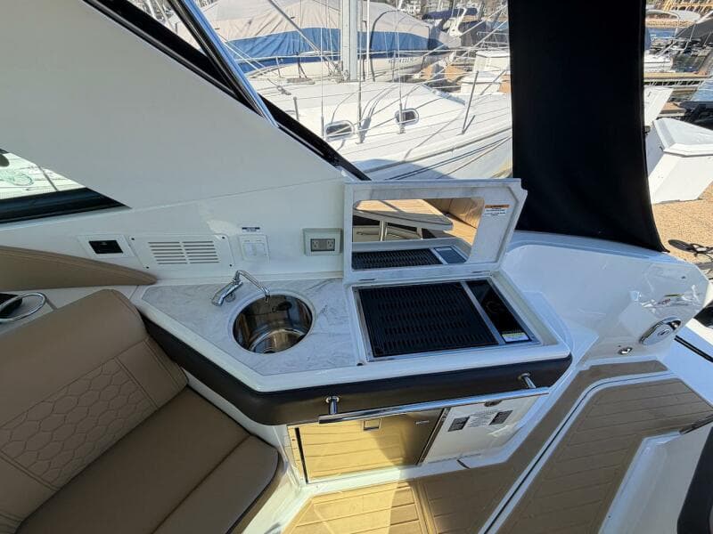2023 Sea Ray 320 Sundancer Outboard