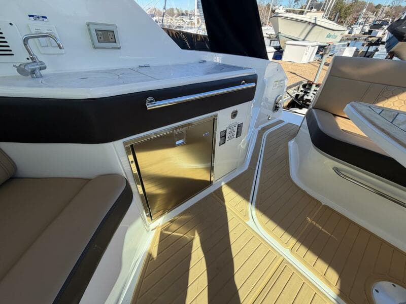 2023 Sea Ray 320 Sundancer Outboard