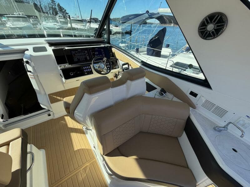 2023 Sea Ray 320 Sundancer Outboard