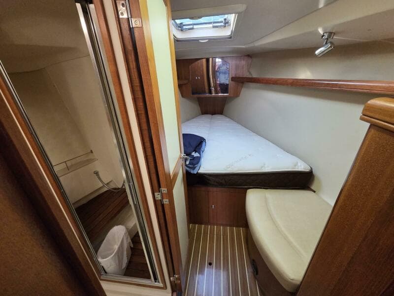Vee berth