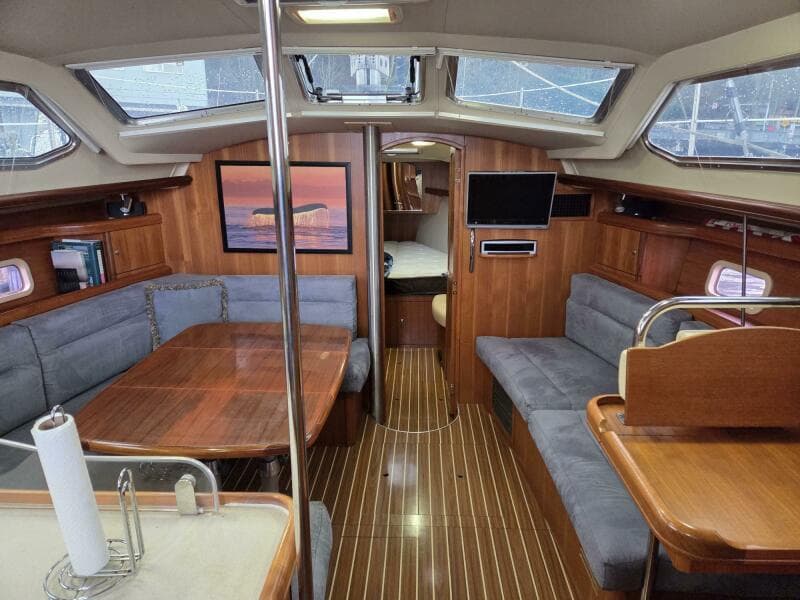 2007 Hunter 44DS interior