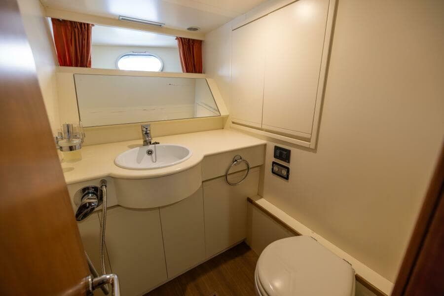 2001 Ferretti 94 Raised Pilothouse - Dreamchaser -Crew Quarters